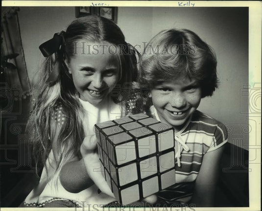 1981 Press Photo Kelley McCaskey, Jennifer Helnzelman, holding Rubik's Cube toy. - Historic Images