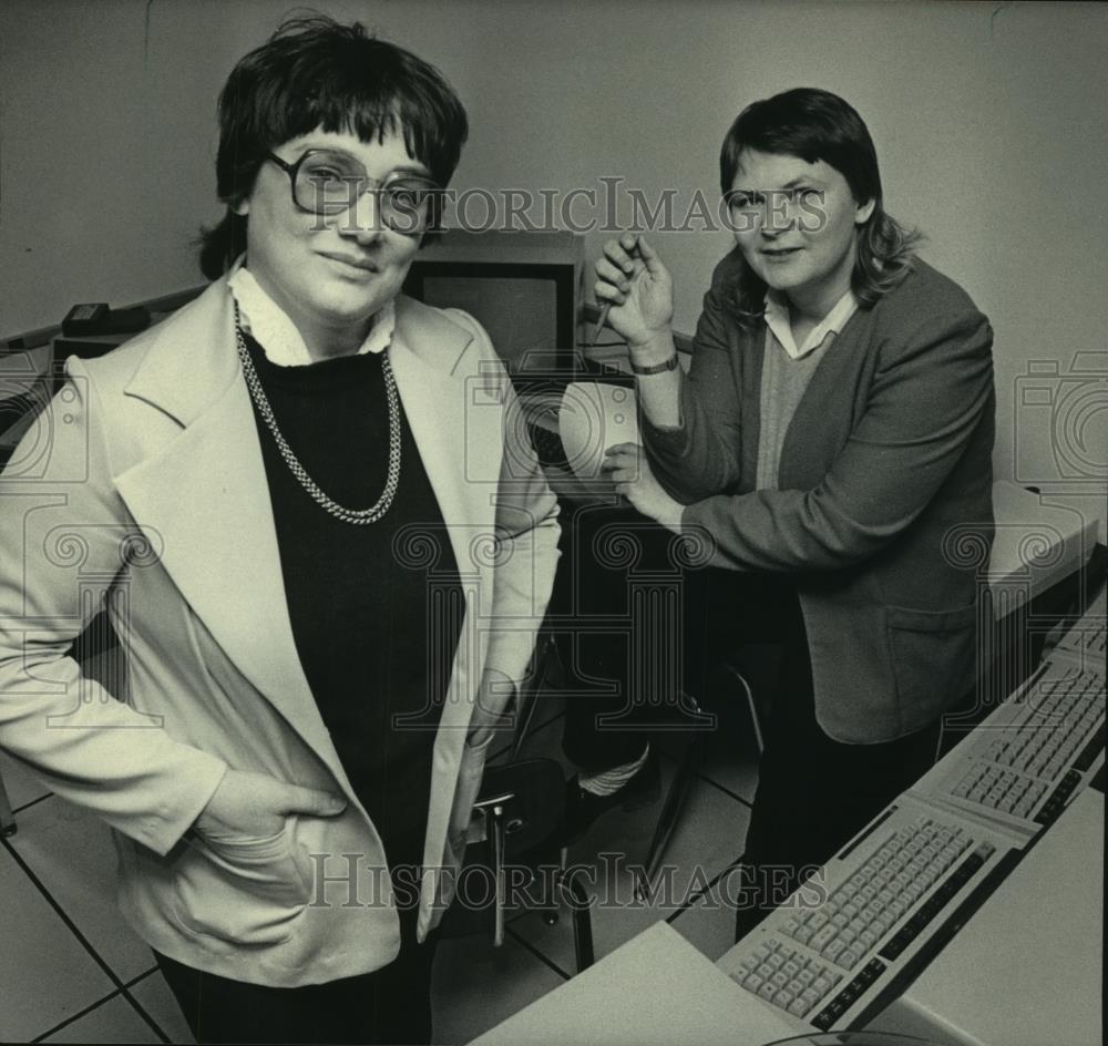 1984 Press Photo Linda Thompson, Lynda Thomas next to computers Carroll College. - Historic Images