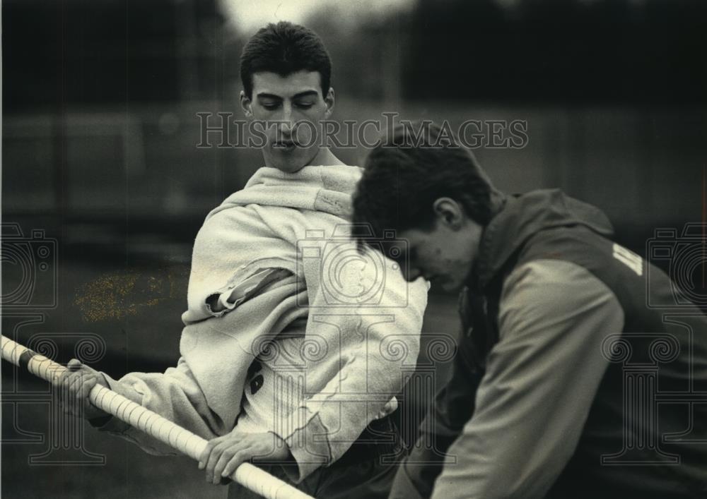 1992 Press Photo Aaron Fruit hold vaulting pole, talks with teammate - Historic Images