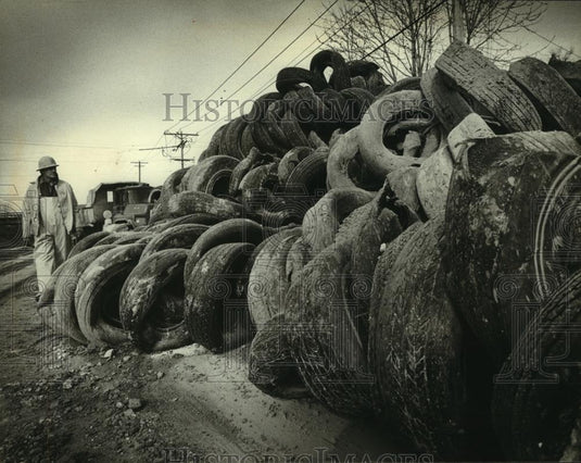 1979 Press Photo Ardell Sever checks sewer blasting site at Pewaukee, Wisconsin - Historic Images