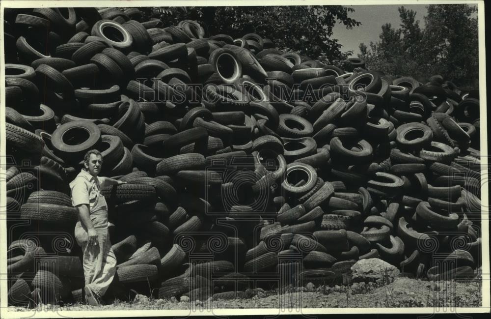 1987 Press Photo Dave Geister plans to create planters fro 500,000 old tires - Historic Images