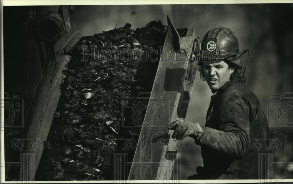 1990 Press Photo Wast Management worker George Wuolle near end of conveyor belt - Historic Images