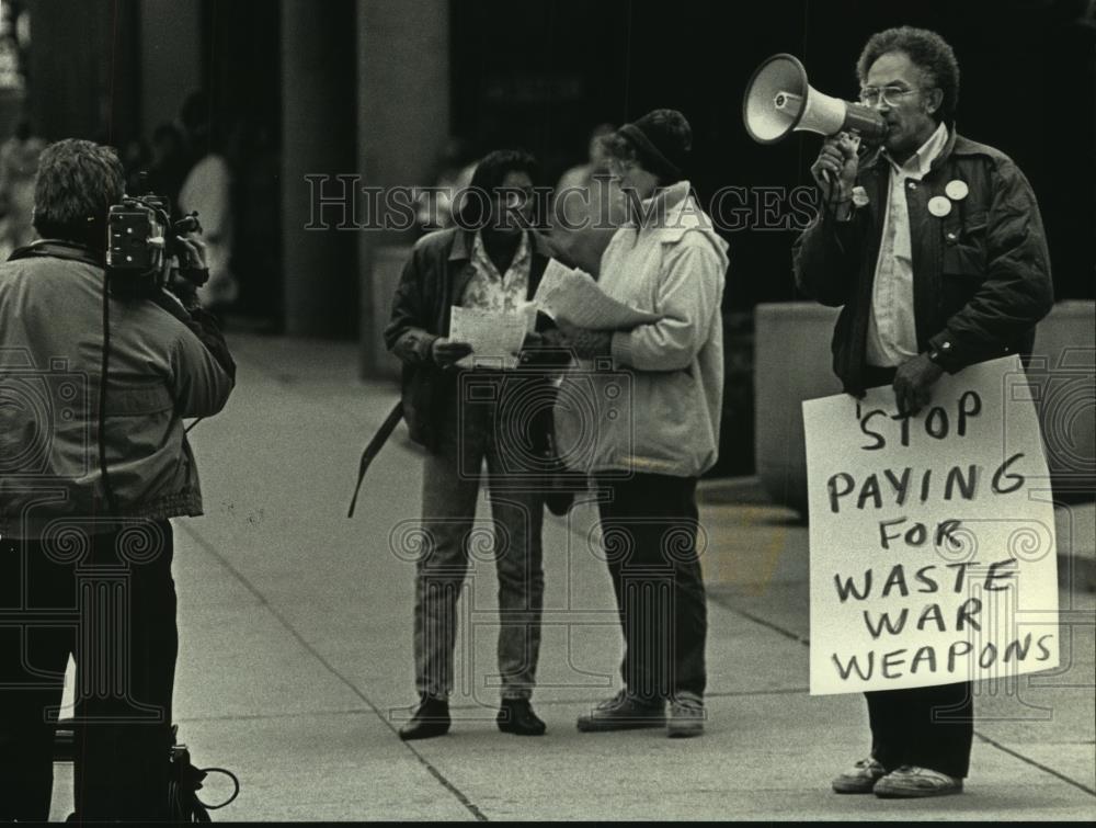 1992 Press Photo Protester Don Timmerman during a typical Milwaukee protest - Historic Images