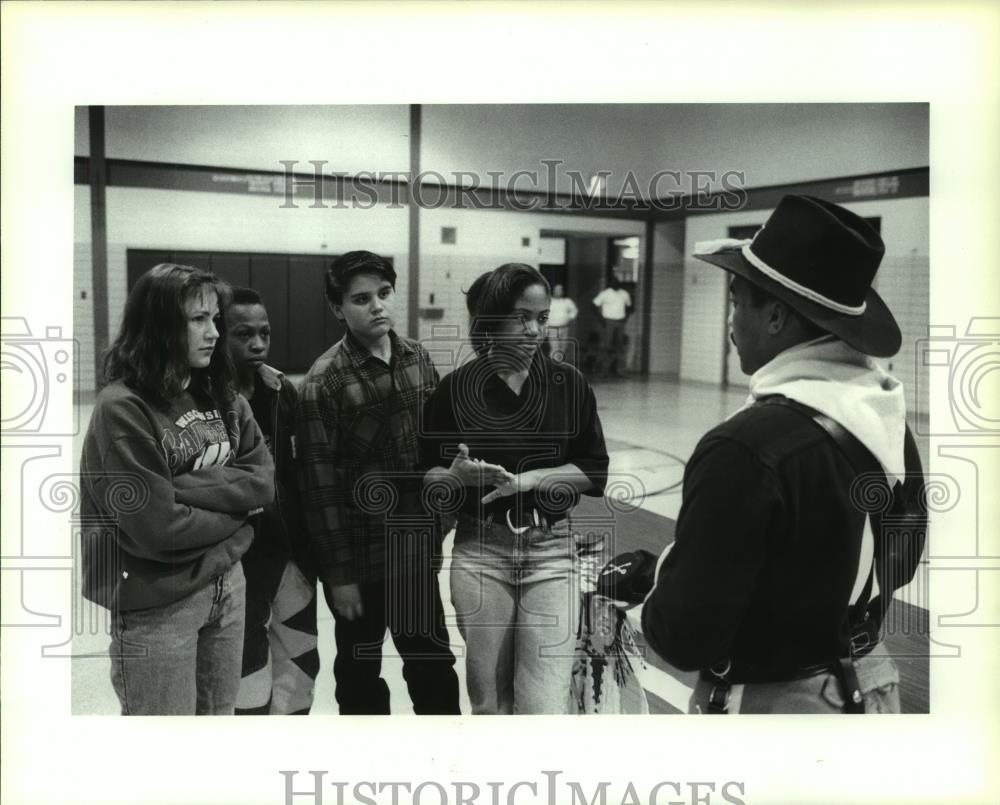 1994 Press Photo Aldrich students talk with actor-interpreter Barry Tompkins - Historic Images