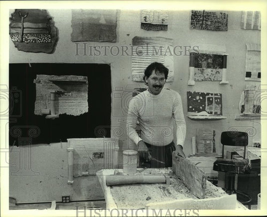 1986 Press Photo Artist Mark Tomlinson worked in his rural Wisconsin studio - Historic Images