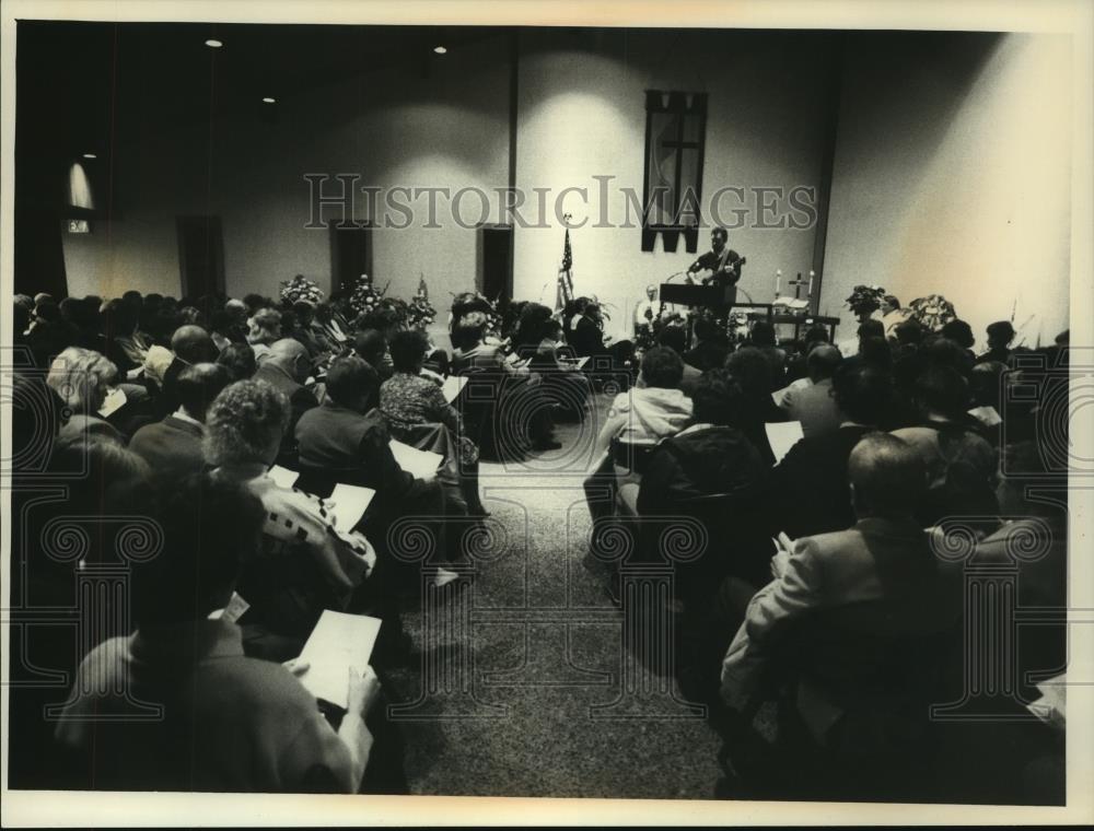 1988 Press Photo Mourners, singer, Rice Lake&#39;s First United Methodist Church - Historic Images