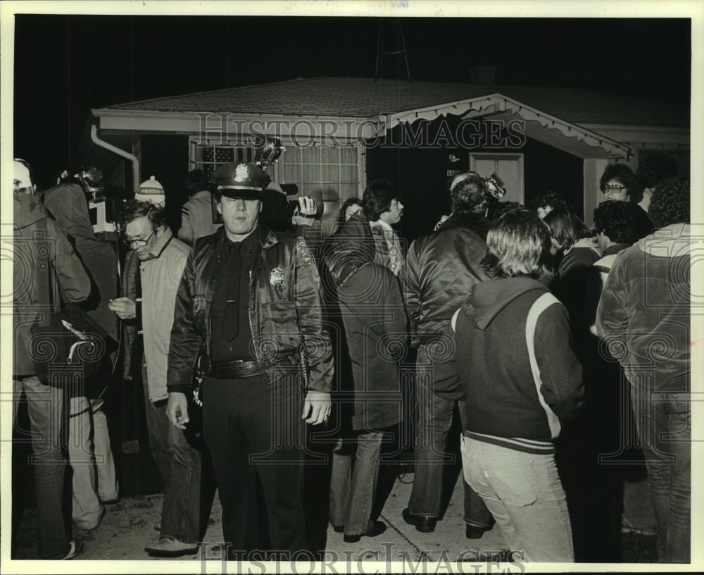 1980 Press Photo Crowd gathered outside, Timm resident, Oak Creek Wisconsin - Historic Images