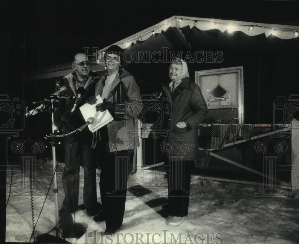 1981 Press Photo Kenneth, Barbara Timm speak outside their home, Oak Creek - Historic Images