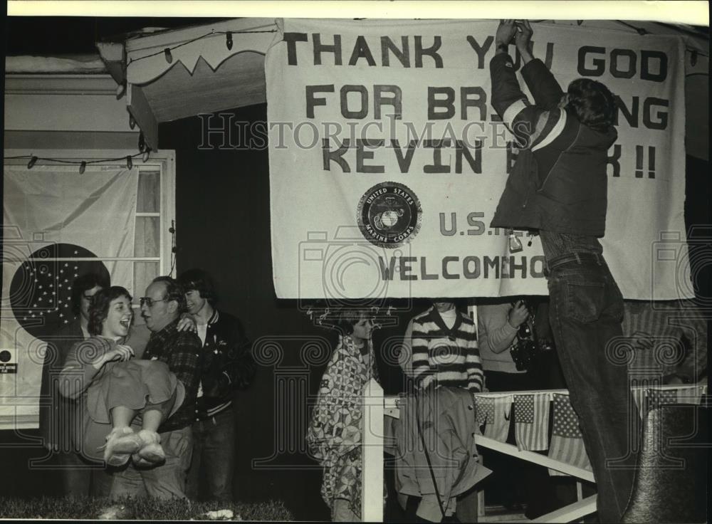 1981 Press Photo Kenneth Timm, others, Welcome home sign, Oak Creek - mjc12384 - Historic Images