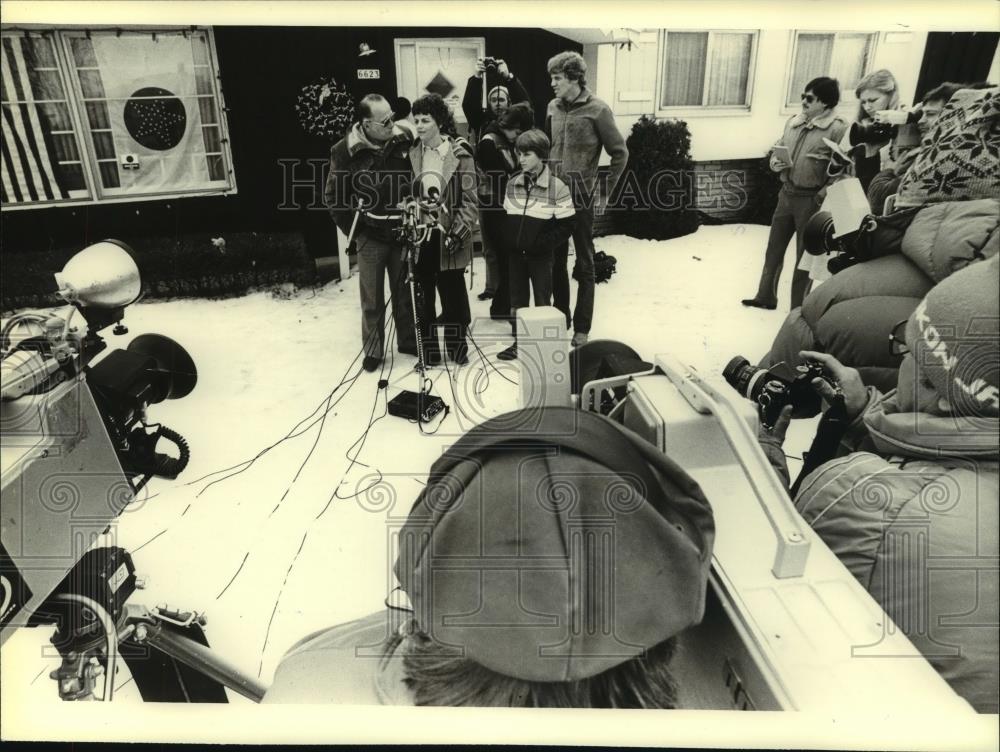 1981 Press Photo Barbara Timm, husband, others on lawn of their home - mjc12386 - Historic Images