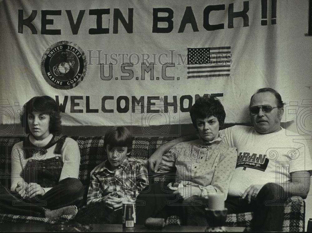 1980 Press Photo Barbara Timm, family sit on couch watch press conference - Historic Images