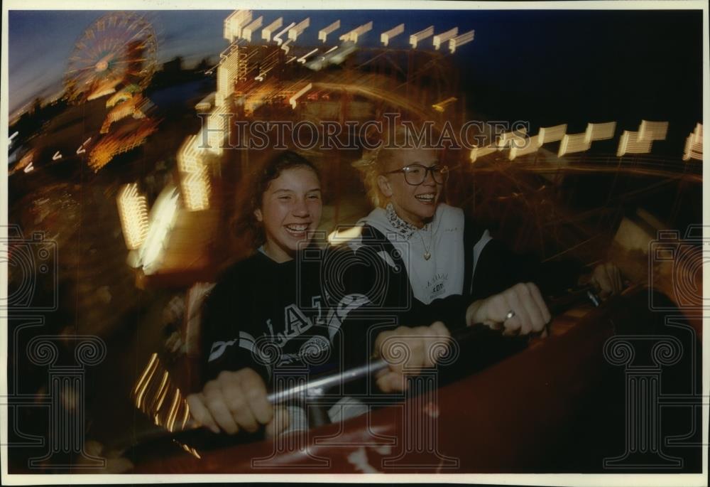 1993 Press Photo Anne Bowman, Alice Huybers, ride roller coaster, Summerfest - Historic Images