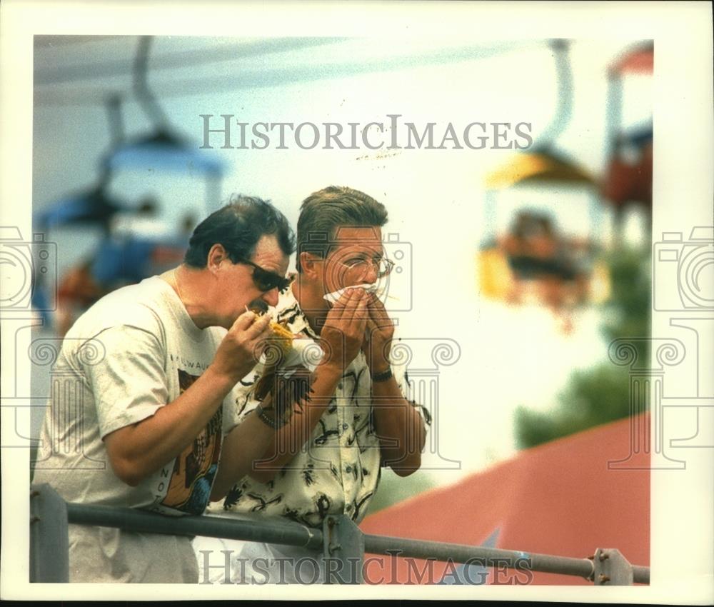 1994 Press Photo Randy Stella, Dennis Johnson, enjoy roasted corn, Summerfest - Historic Images