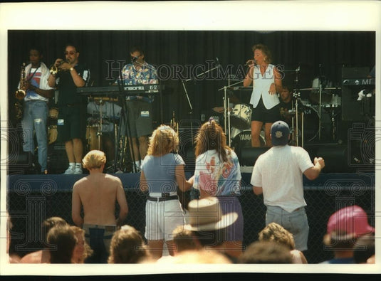 1994 Press Photo Live bands and "table-dancing" are staples of Summerfest - Historic Images