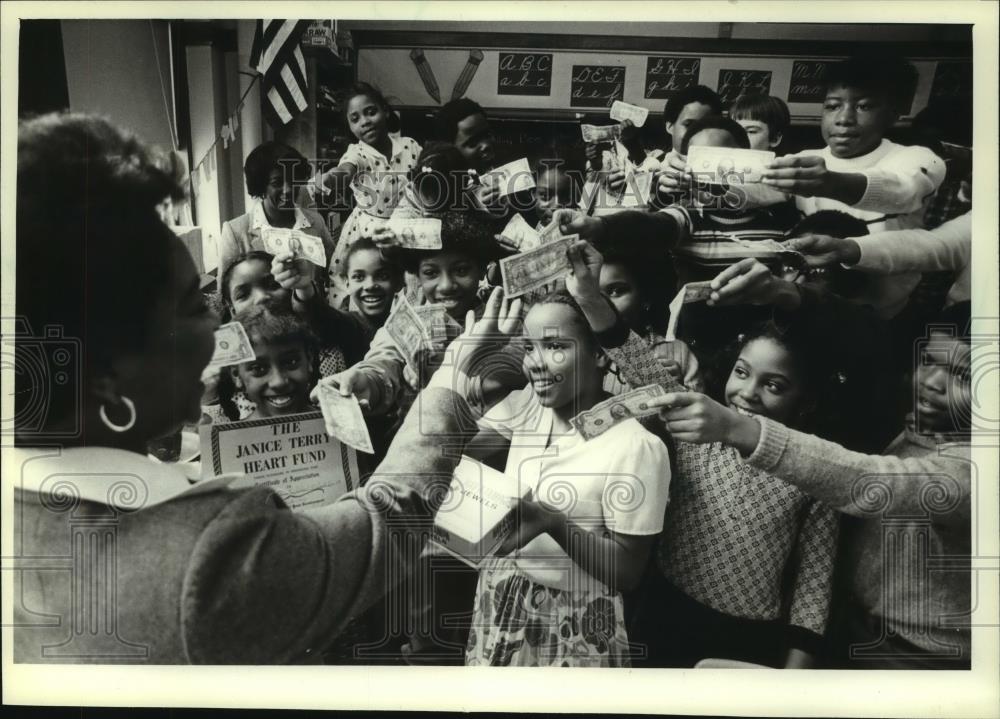 1982 Press Photo Garden Homes School gather funds Janice Terry Heart Fund - Historic Images