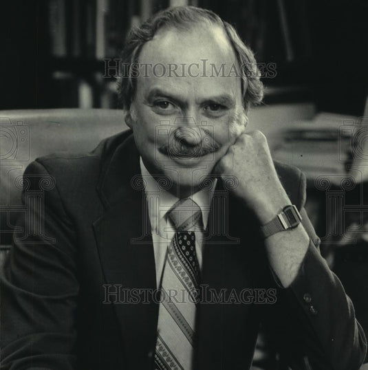 1985 Press Photo Dean Robert O. Thompson, UW-Washington County Center - Historic Images