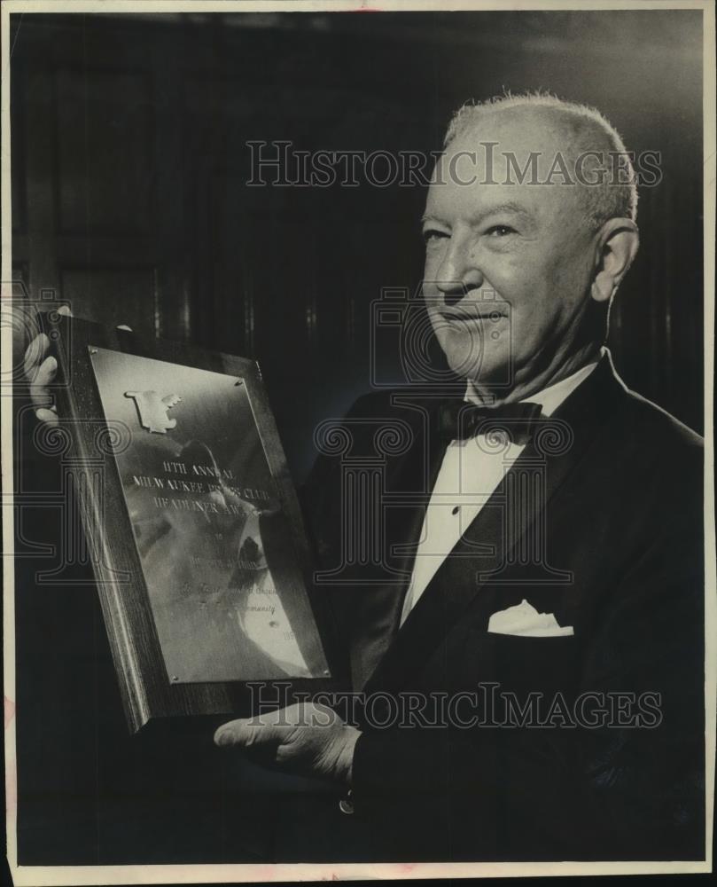 1978 Press Photo Howard Tobin, president of Wisconsin Gas Company, gets an award - Historic Images