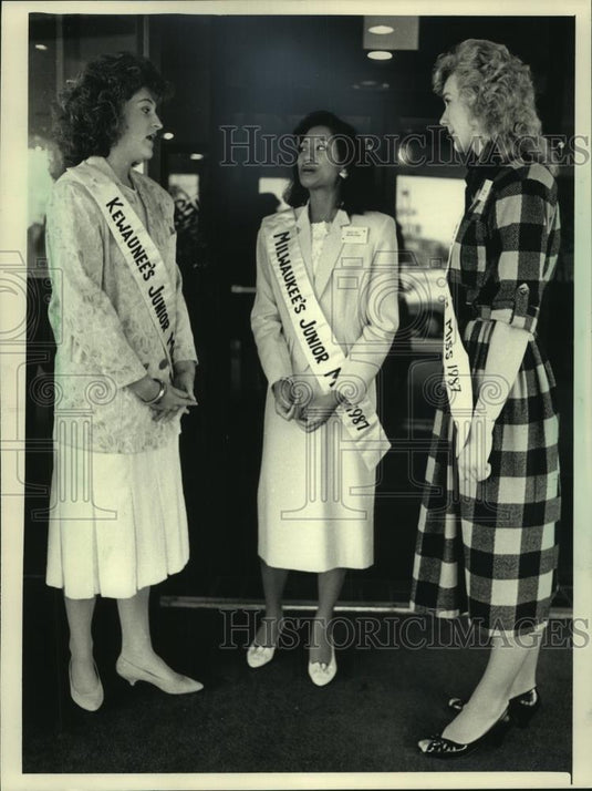 1986 Press Photo Wendy Rabas, Chuti Tiu, Fay Jansma, wait for their interviews - Historic Images