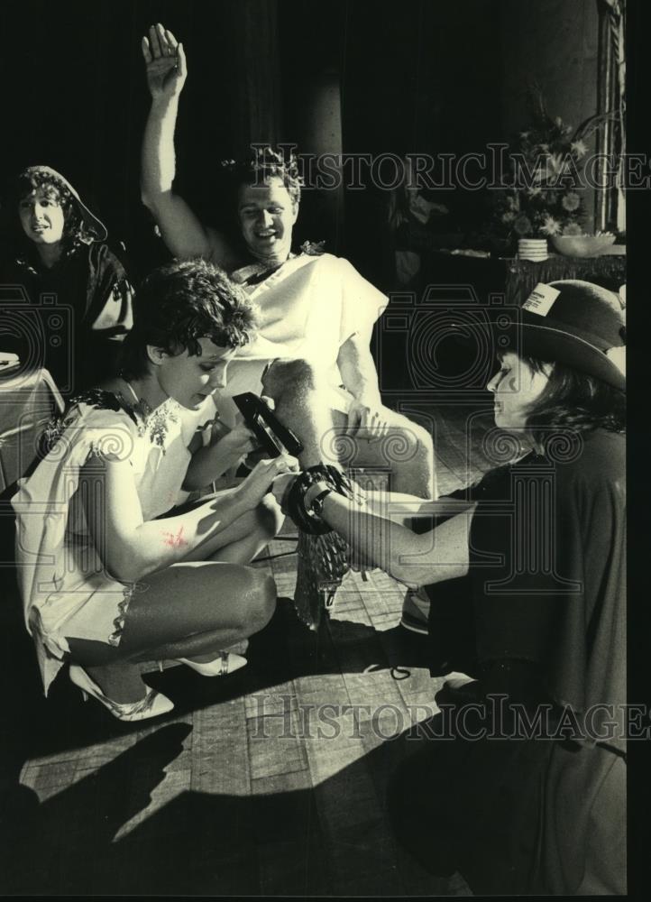 1987 Press Photo Lisa Fisher and Susie McDonald fix Richard Comley&#39;s costume - Historic Images
