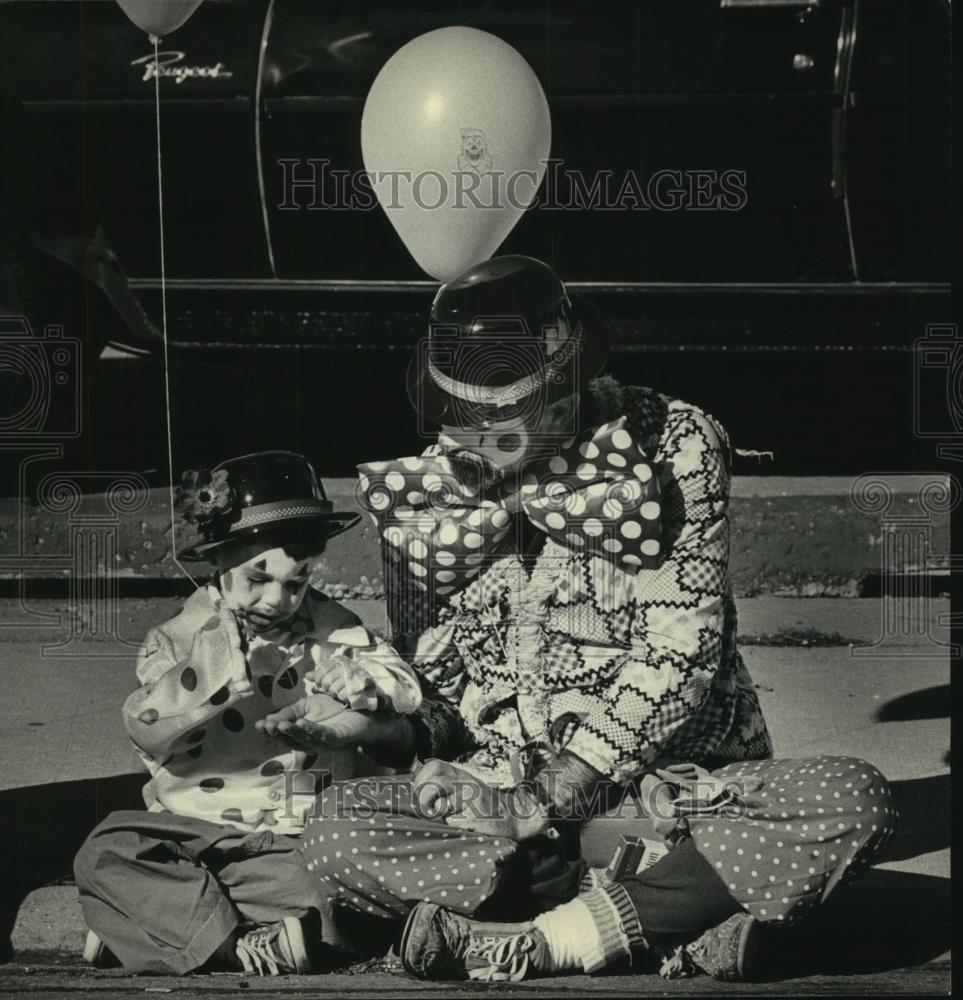 1985 Press Photo Clowns David Wilmoth and son Pierre rest after business parade - Historic Images