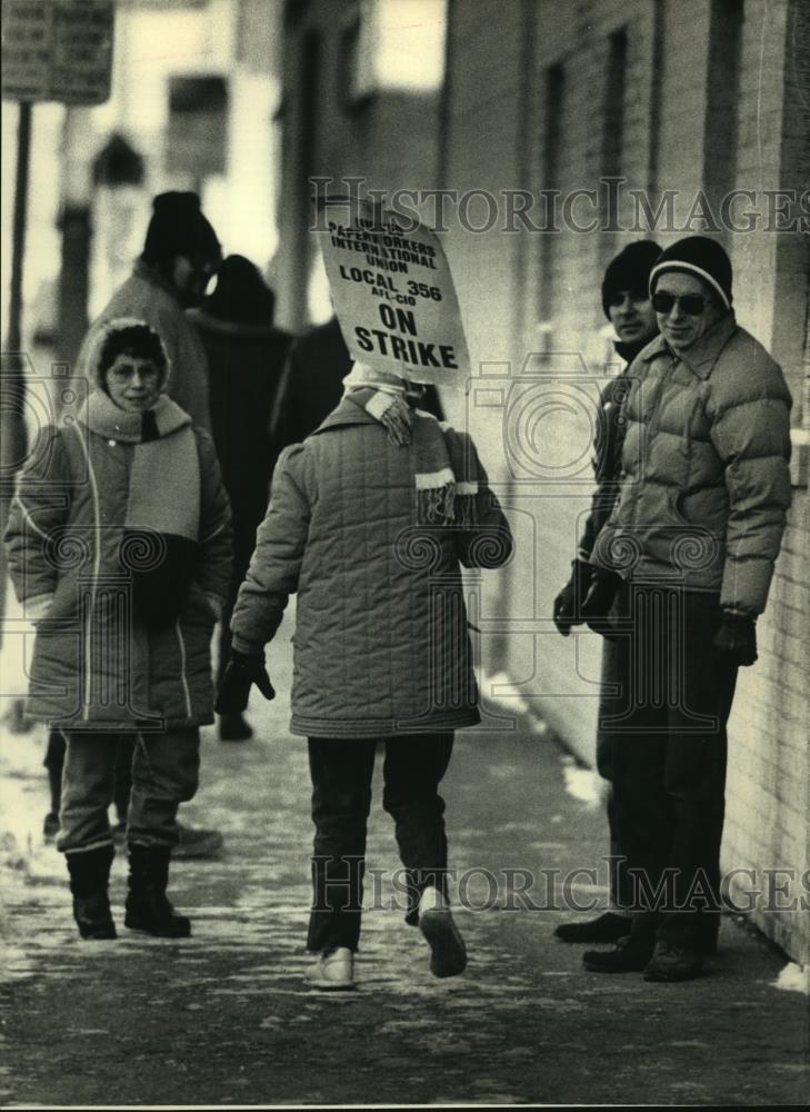 1988 Press Photo Pickets outside Kendall Manufacturing in Milwaukee - mjc12589 - Historic Images