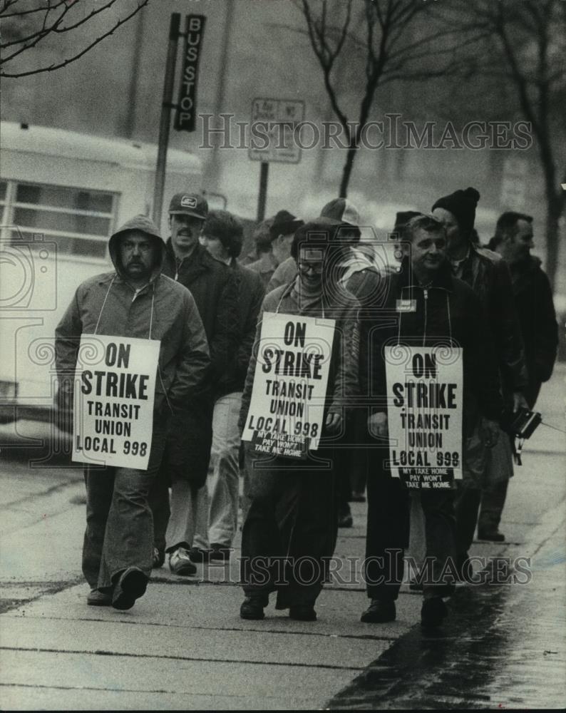 1976 Press Photo Bus Drivers on strike at transit system office in Milwaukee - Historic Images