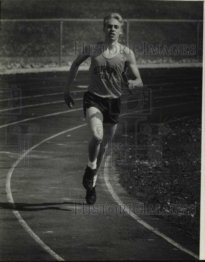 1993 Press Photo Aaron Ridgewell runs for Oconomowoc at Waukesha track meet - Historic Images