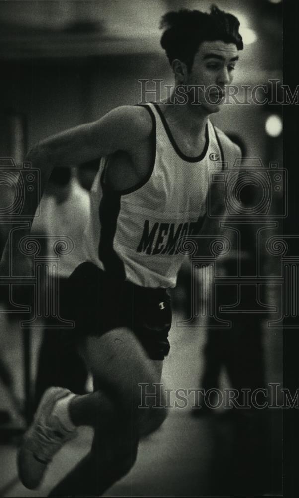 1993 Press Photo Todd Lekan runs 400 meter for Catholic Memorial in Waukesha - Historic Images