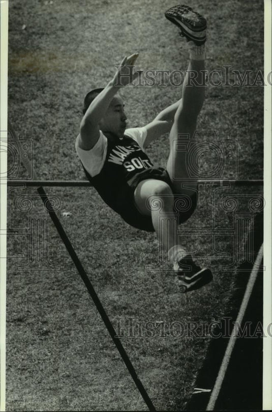 1993 Press Photo Waukesha South exchange student Talgat Kazankapov in pole vault - Historic Images