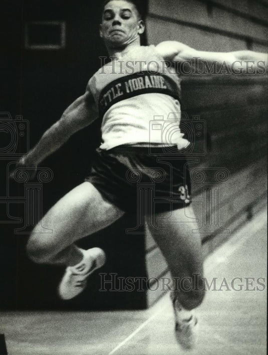 1994 Press Photo Chris Harriet in the long-jump at Waukesha track meet - Historic Images