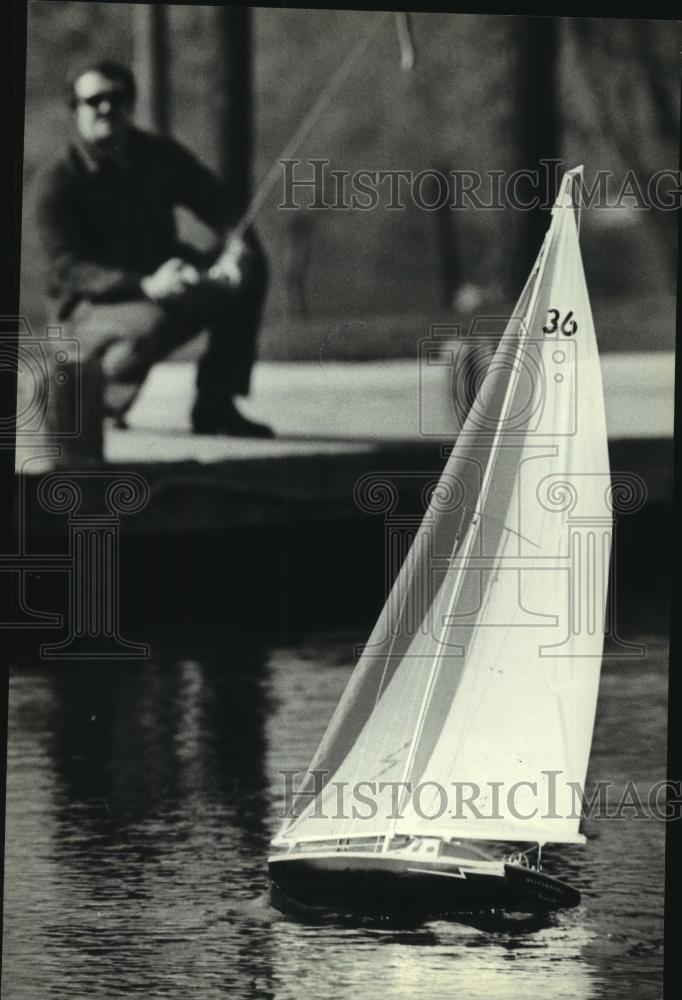 1982 Press Photo Bob Jacobs of Wauwatosa sails model yacht at Humboldt Park - Historic Images