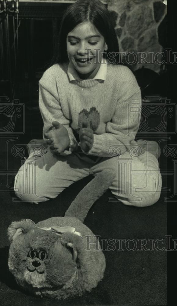 1987 Press Photo A girl clapped her hands to get her Petster cat to obey - Historic Images