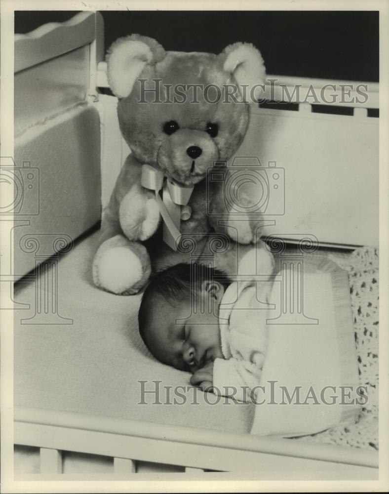 Press Photo Rock-A-Bye Bear helps infants make easier transition into the world - Historic Images