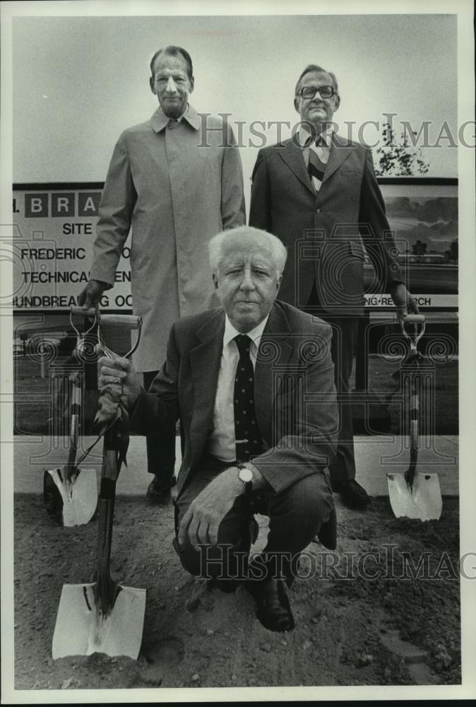 1977 Press Photo Three top officials with W.H. Brady Company at ground breaking. - Historic Images