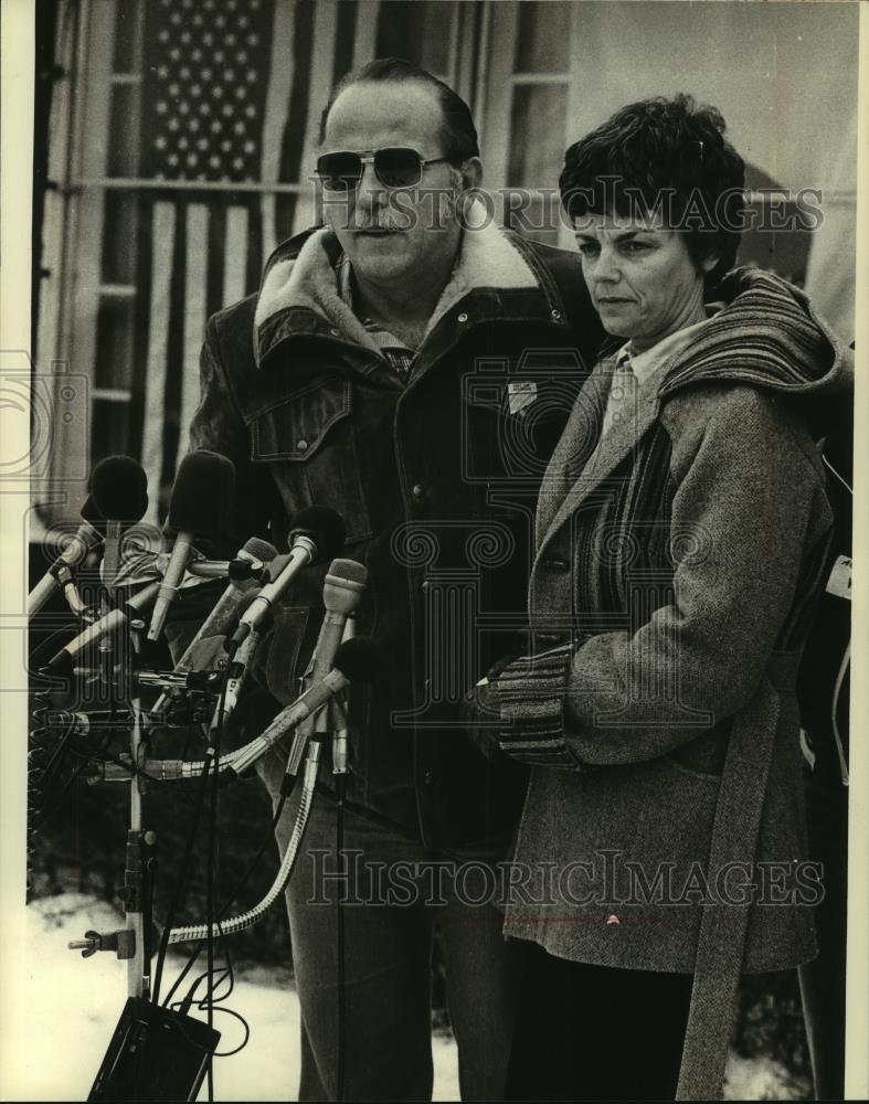 1981 Press Photo Barbara and Kenneth Timm at press conference, hostages freed - Historic Images