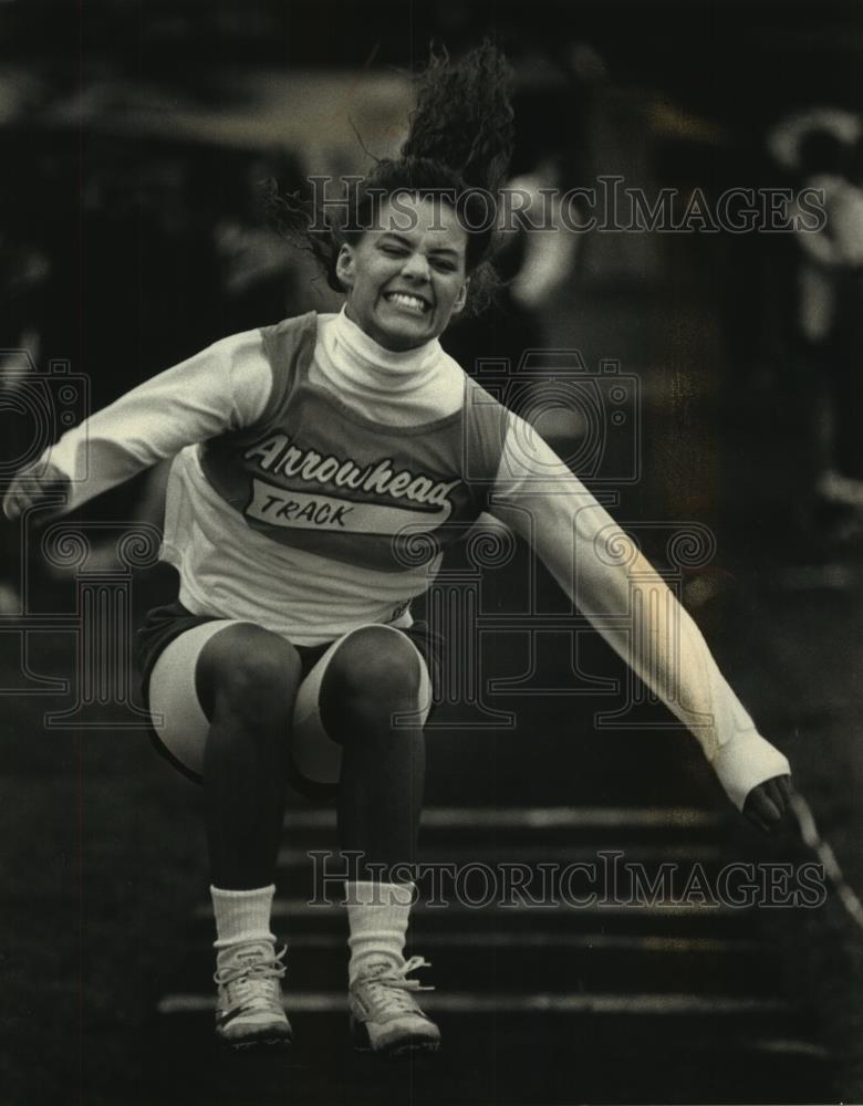 1992 Press Photo Gretchen Sommerfeldt competes at triangular meet at Watertown - Historic Images