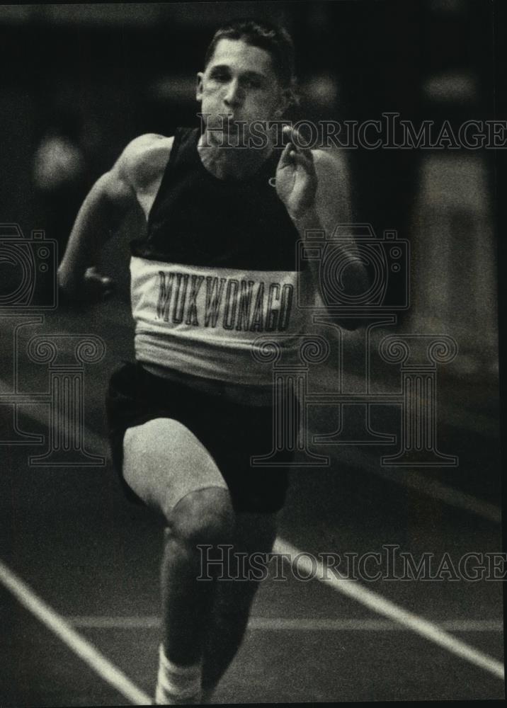 1992 Press Photo Rob Dobrutz runs the 60 yard dash for Mukwonago. - mjc12726 - Historic Images