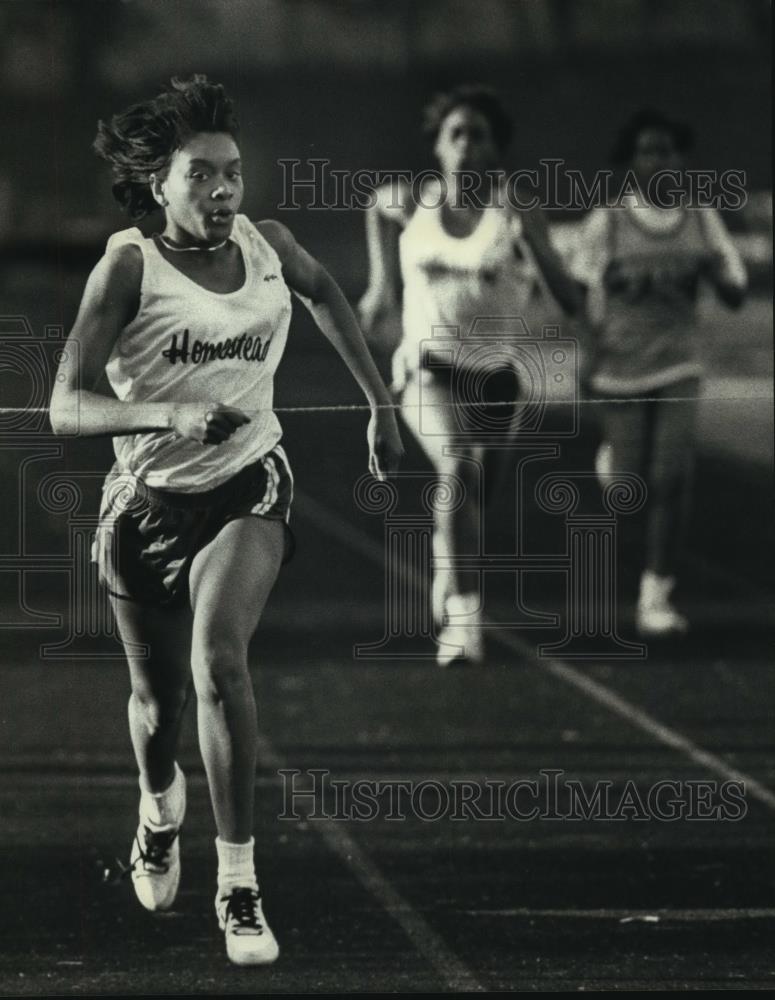 1991 Press Photo Homestead junior Lashawn Ewing wins the 200 meters at Nicolet - Historic Images