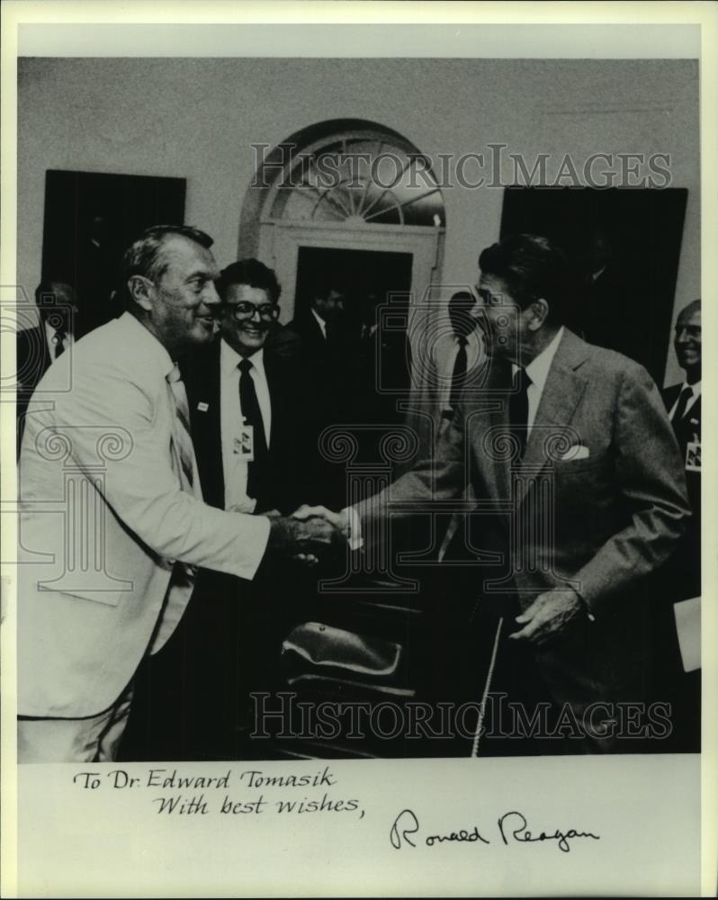 1981 Press Photo Dr. Edward Tomasik met with President Reagan at White House - Historic Images