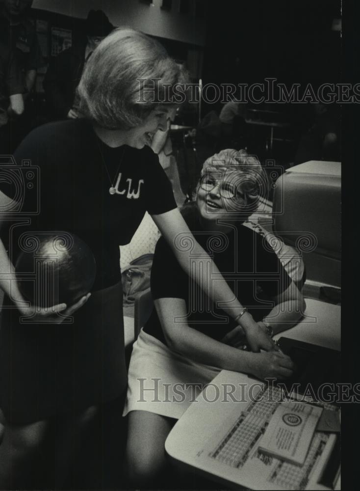 1977 Press Photo Milwaukee bowlers Linda Wolfe and Marie Tominsak - mjc12753 - Historic Images