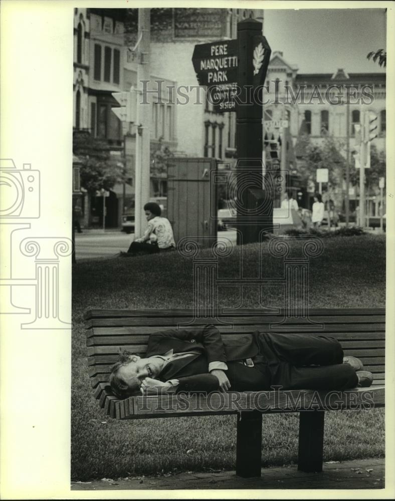 1979 Press Photo John Tracy pretending to sleep in Perl Marquette Park - Historic Images