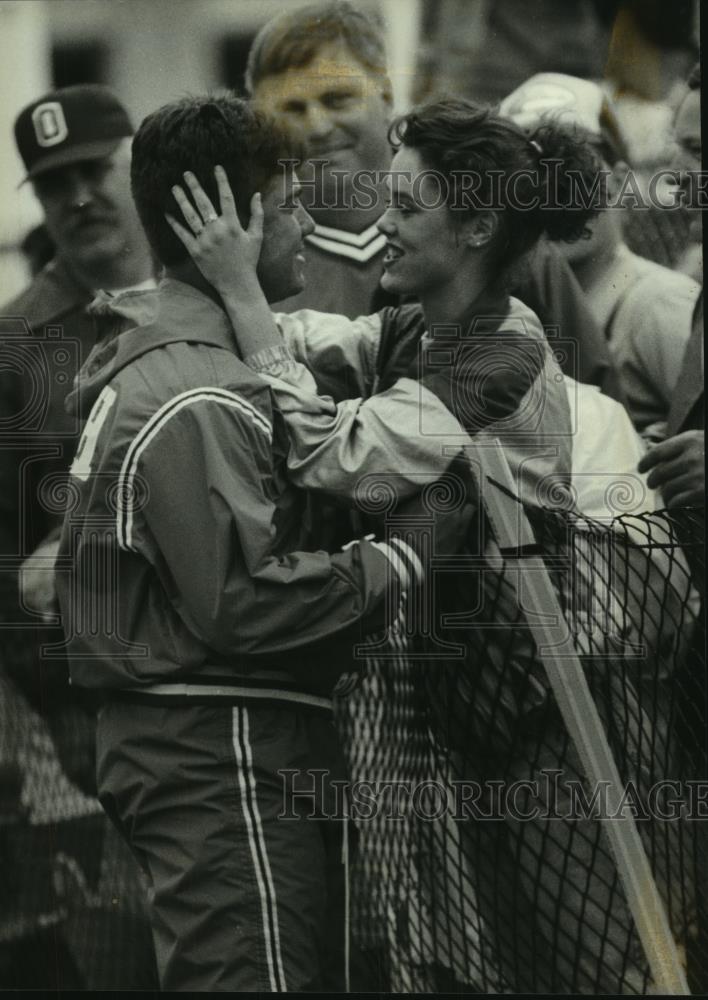 1992 Press Photo Marcos Fredrick of Waukesha is congratulated by Carrie Theis - Historic Images