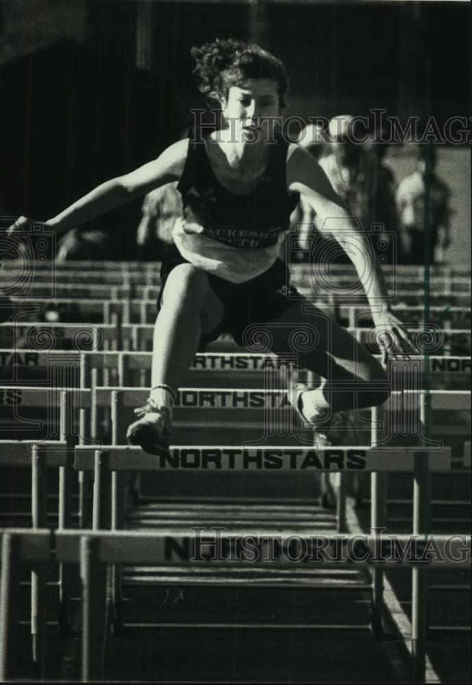 1990 Press Photo Jenni Meyer on 330 low hurdles, Waukesha High School - Historic Images