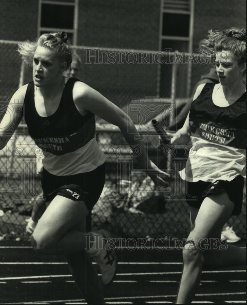 1992 Press Photo Patty Frohna takes baton from Amy Edwards, Waukesha - mjc12787 - Historic Images