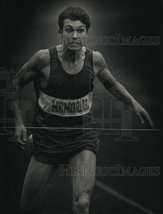 1992 Press Photo Dylan Peden of Waukesha Catholic Memorial runs 200-meter dash - Historic Images