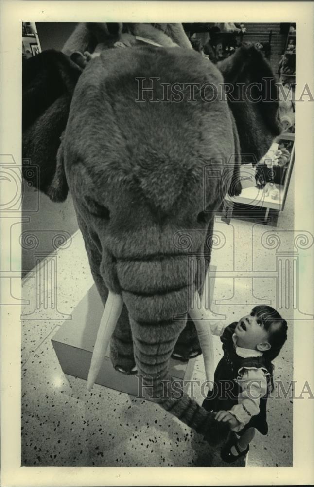 1984 Press Photo Kerry Olivetti admired the ultimate stuffed elephant - Historic Images