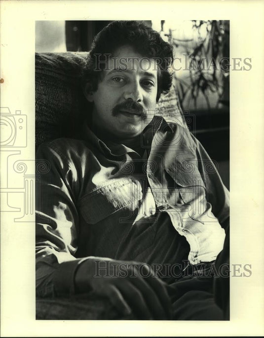 1981 Press Photo Former Madison mayor Paul Soglin relaxes in his home/office - Historic Images