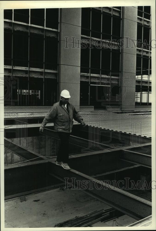 1991 Press Photo Worker at 1000 Water Street, Milwaukee, on a 30-foot floor beam - Historic Images