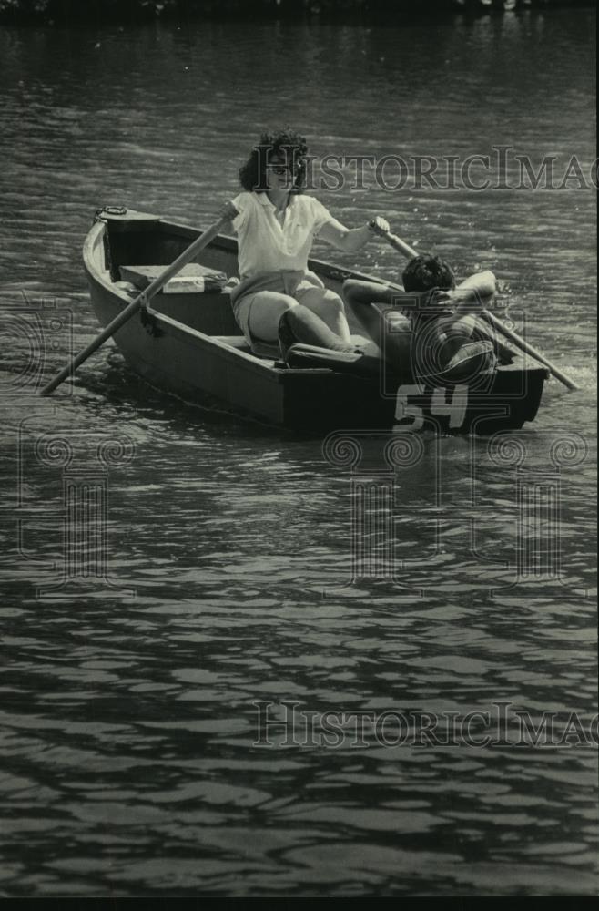 1985 Press Photo Couple in row boat, Greenfield Park - mjc12826 - Historic Images