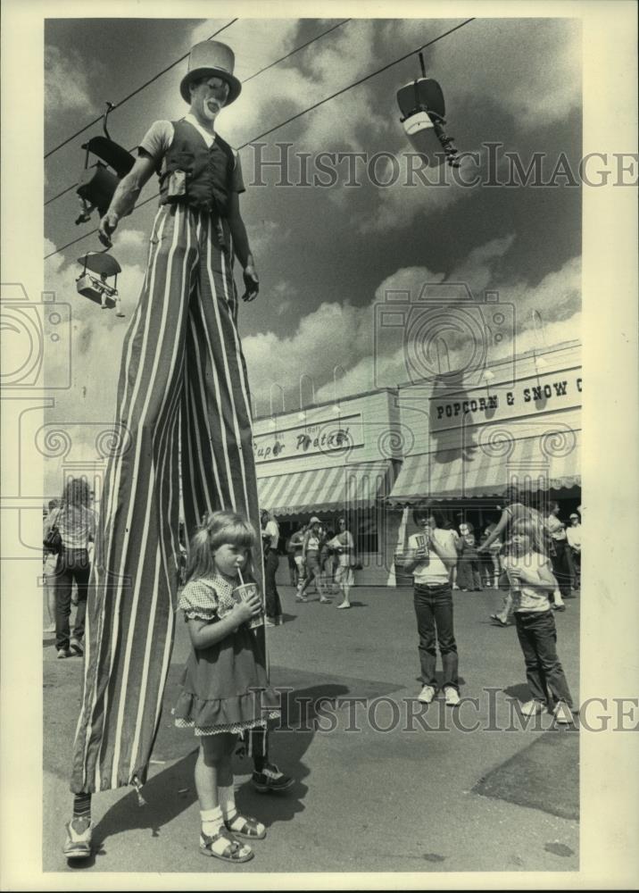 1983 Press Photo 10-foot-tall Stiltwalker, Steve Chonjnacki, Summerfest - Historic Images